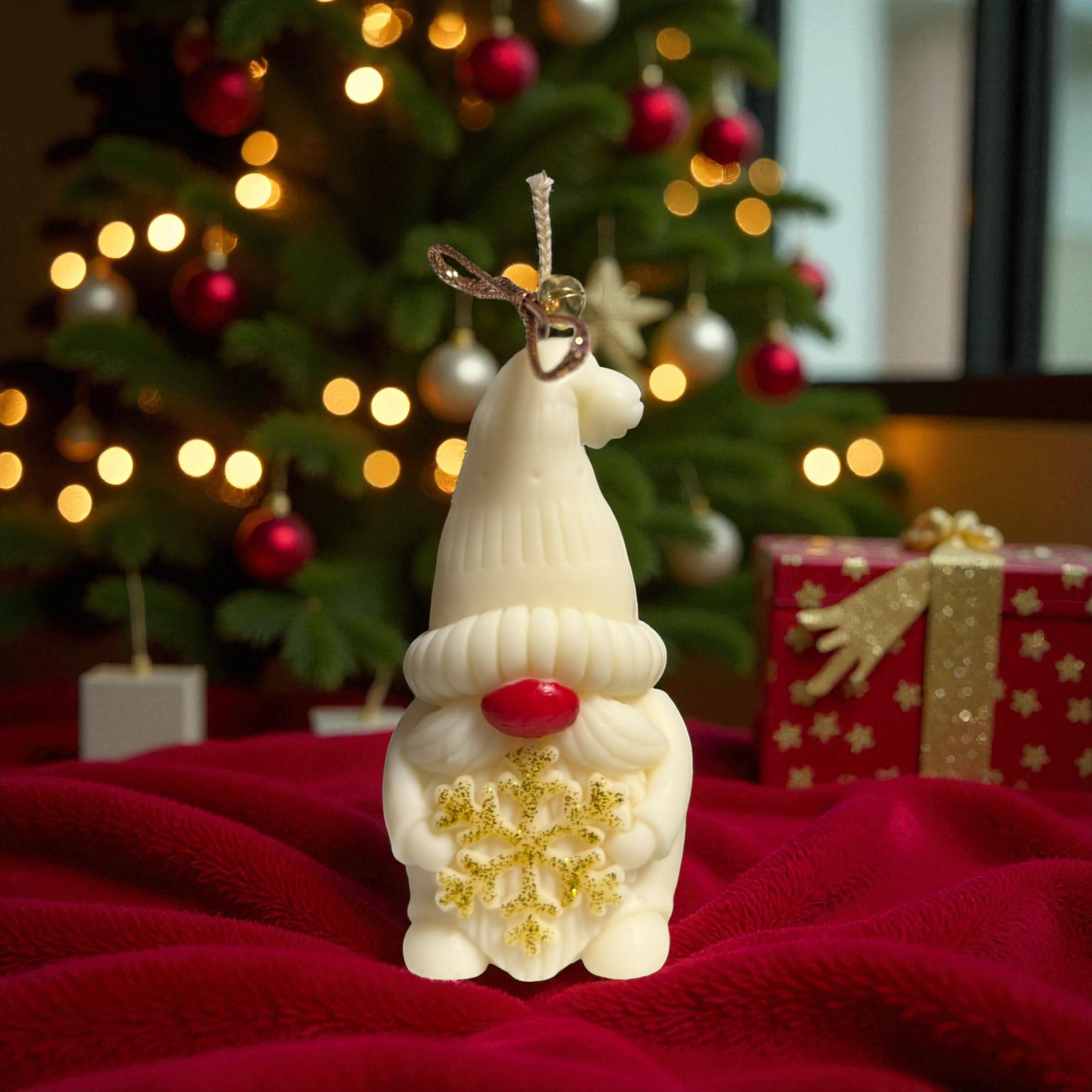 Lumanare decorativa gnom cu fulg auriu – imagine 1