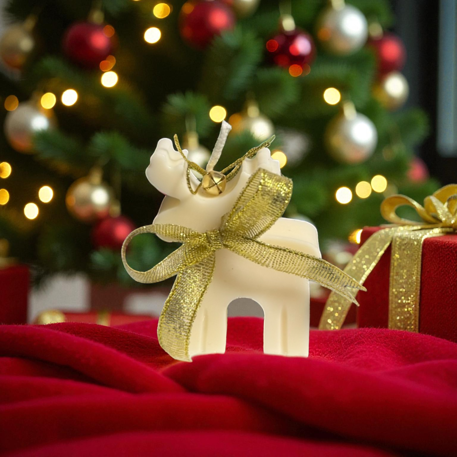 Lumanare decorativa ren cu funda aurie – imagine 1