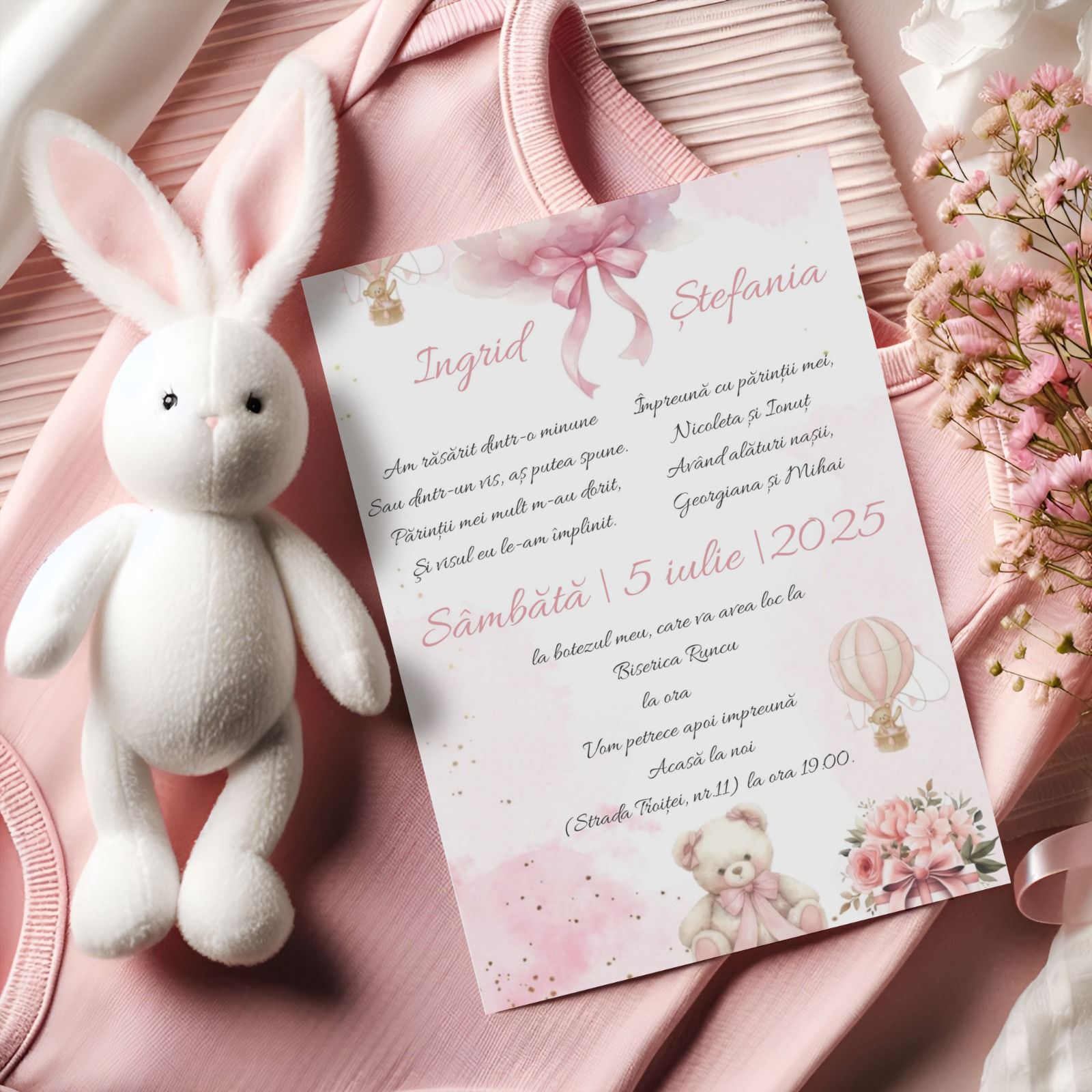 Invitație de botez cu ursuleț și fundiță roz – imagine 1