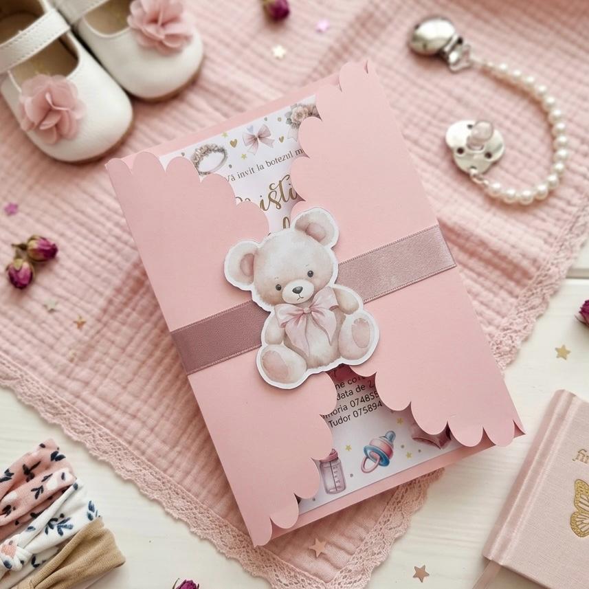 Invitație de botez fetiță cu ursuleți roz și fundă satin – imagine 2
