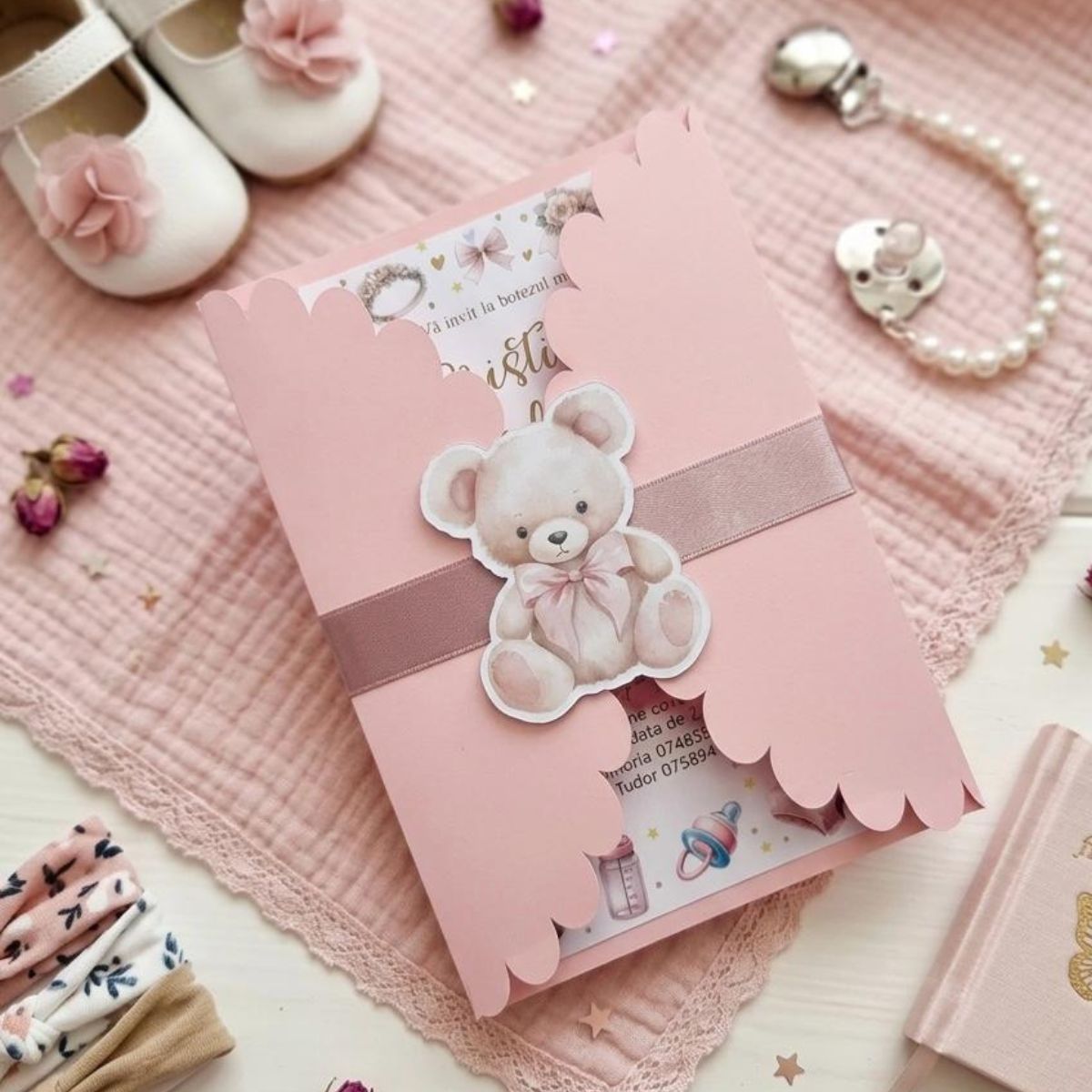 Invitație Botez Fetiță - Ursuleți Roz și Fundă Dublu Satin – imagine 2