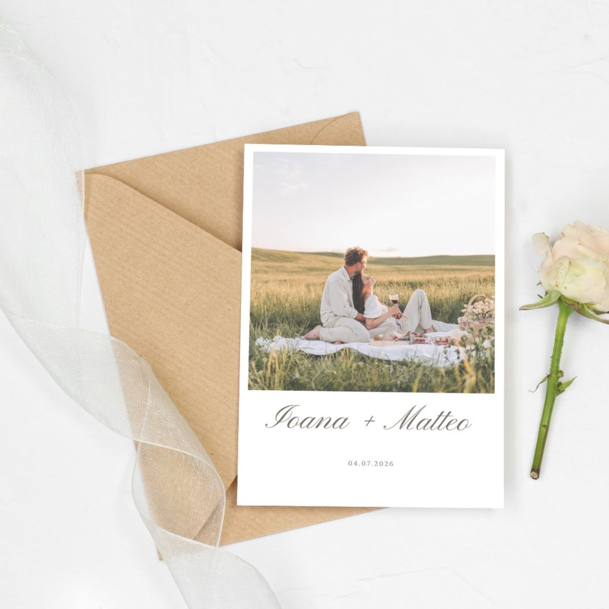 Invitație Nuntă Minimalistă cu Fotografie - Stil Polaroid și Plic Craft – imagine 1