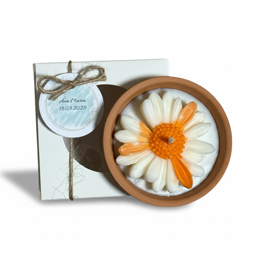 Marturie lumanare floare margareta in suport teracota cu eticheta personalizata – imagine 1