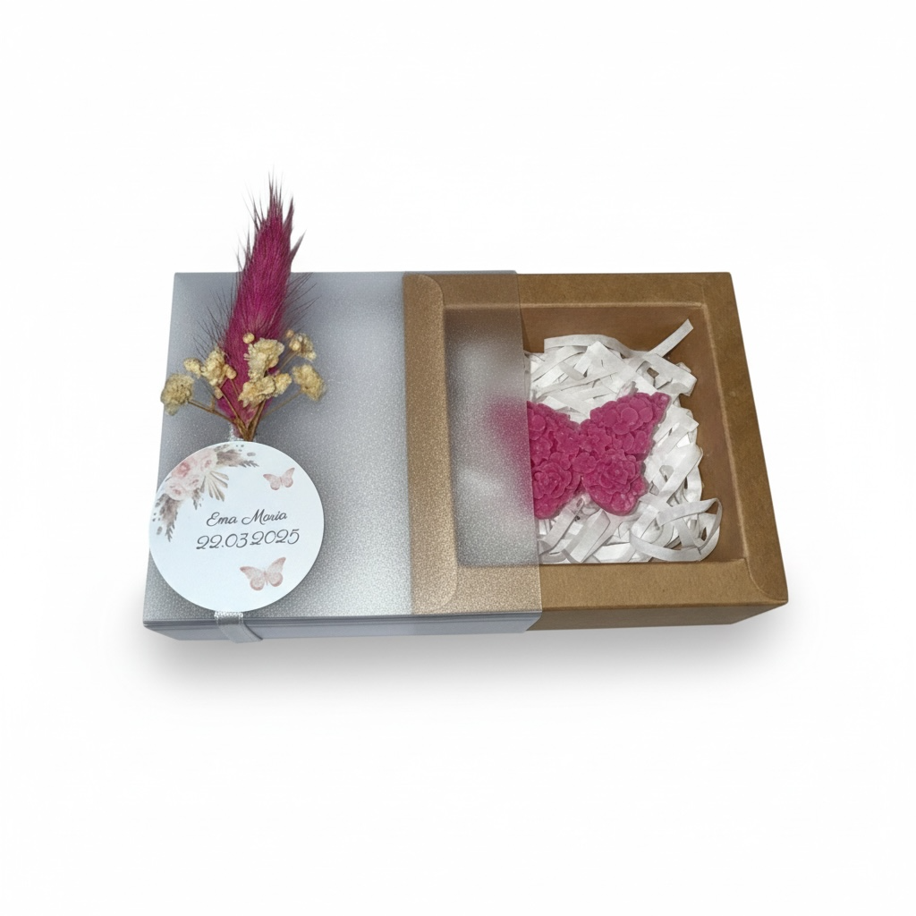 Marturie fluture roz in cutie cu eticheta personalizata – imagine 1