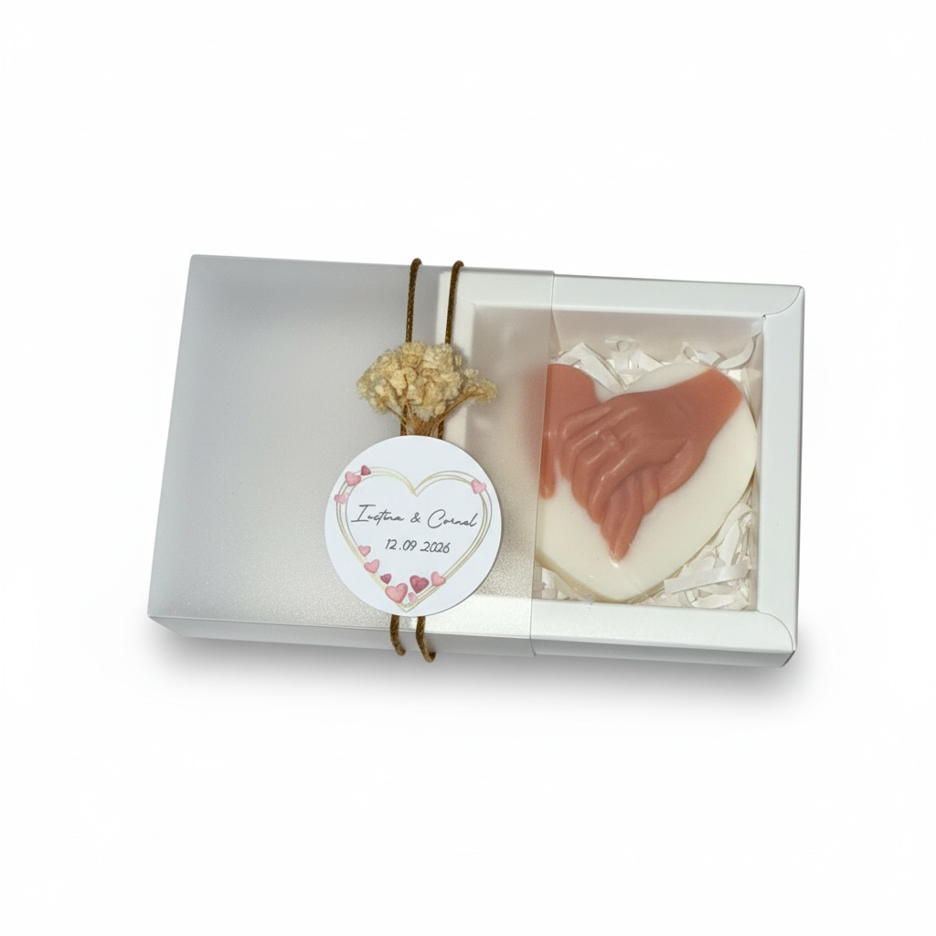 Marturie lumanare inima cu mainile mirilor in cutie cu eticheta inimioare – imagine 1