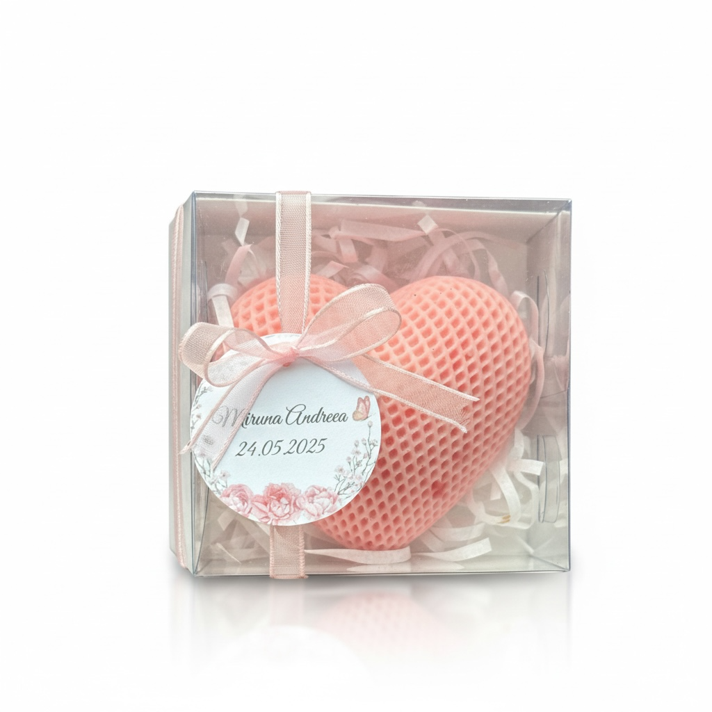 Marturie lumanare in forma de inima roz texturata in cutie transparenta cu eticheta personalizata – imagine 1