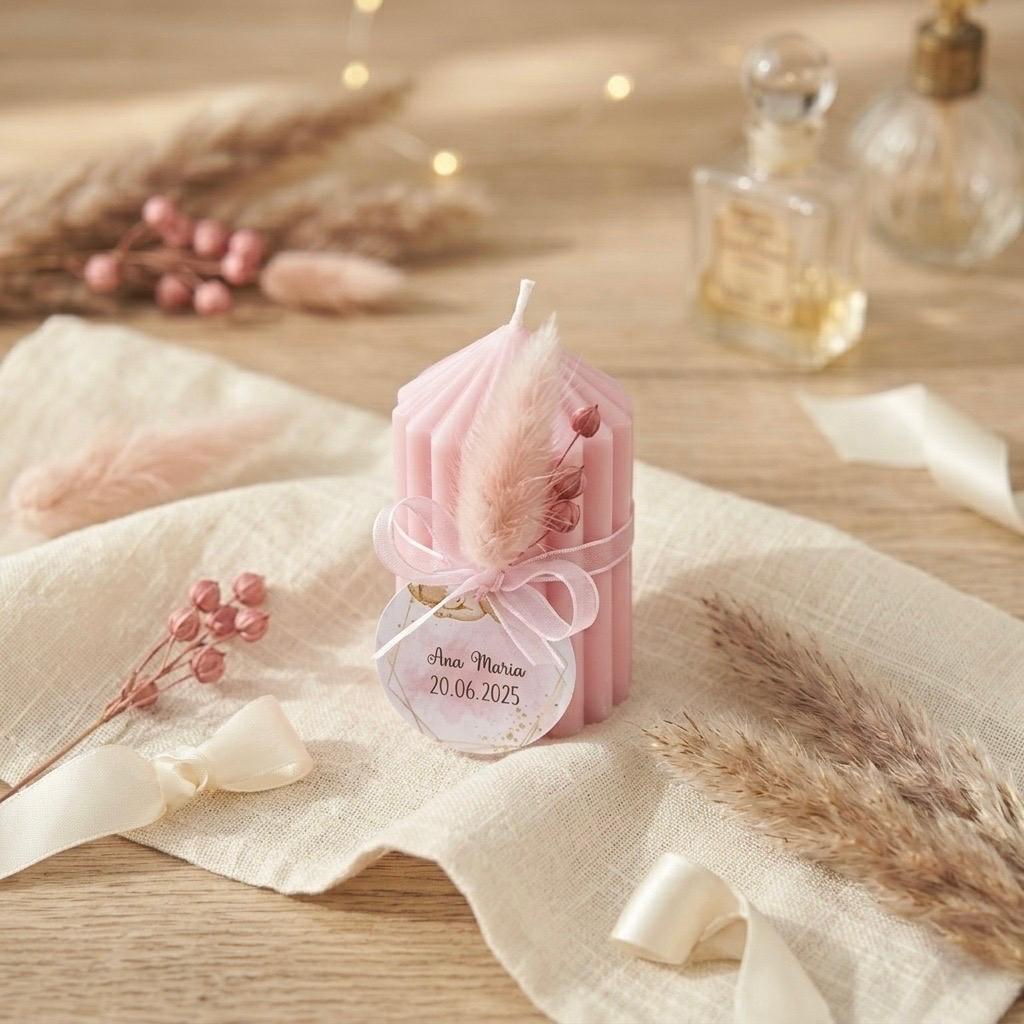 Mărturie Lumânare Roz Pastel Din Ceară De Soia Cu Flori Uscate Și Etichetă Personalizată – imagine 1