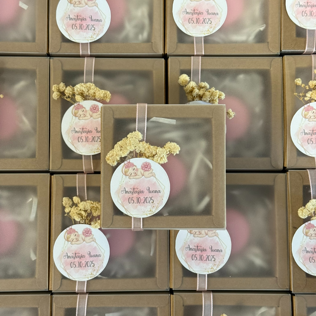 Marturie macaron roz in cutie kraft – imagine 1