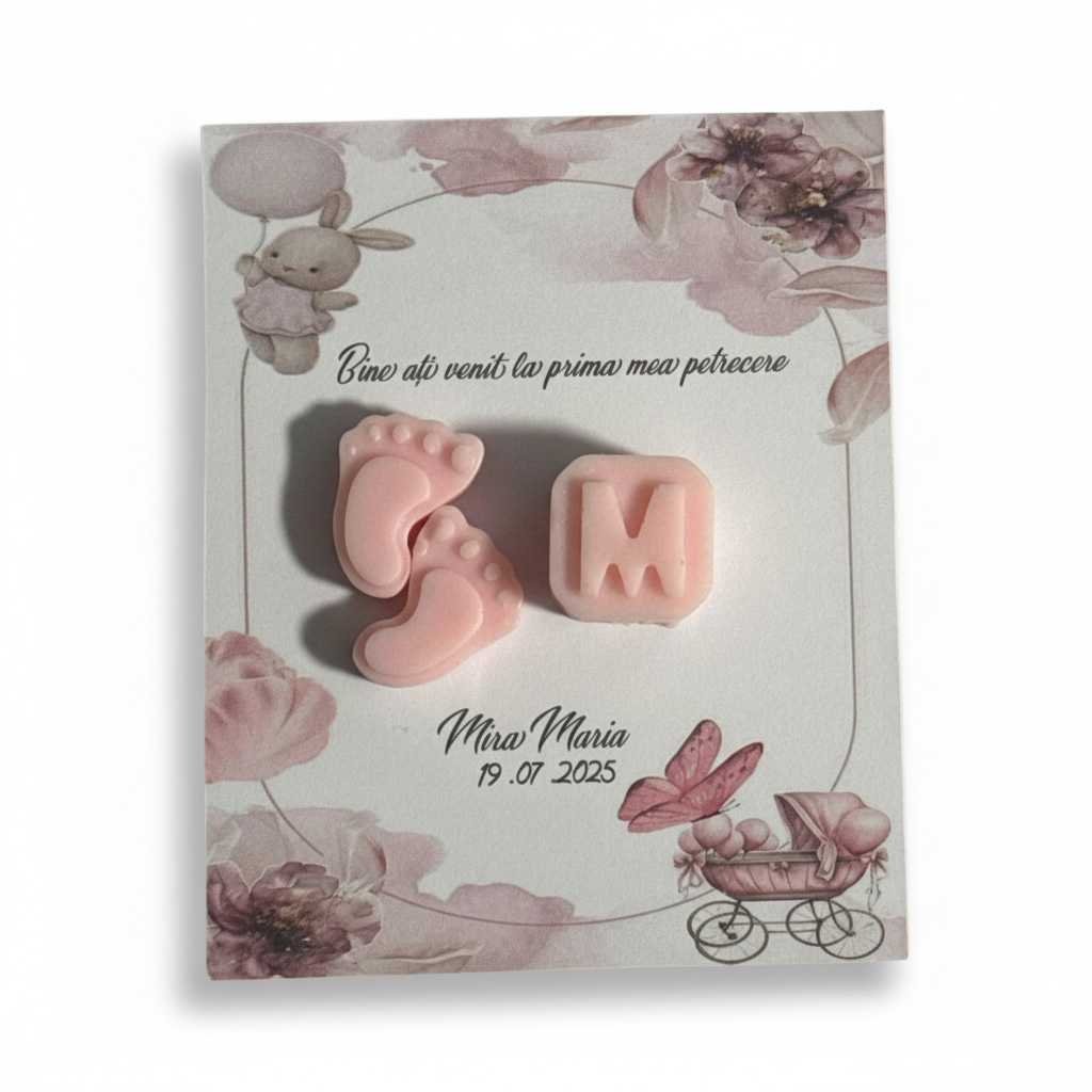 Marturie talpite bebe roz si litera personalizata pe card tematic – imagine 1