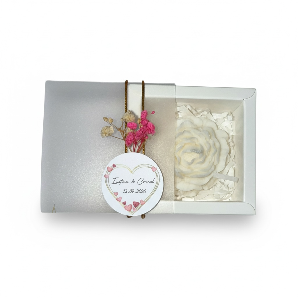 Marturie lumanare trandafir ivory in cutie cu eticheta inimioare – imagine 1