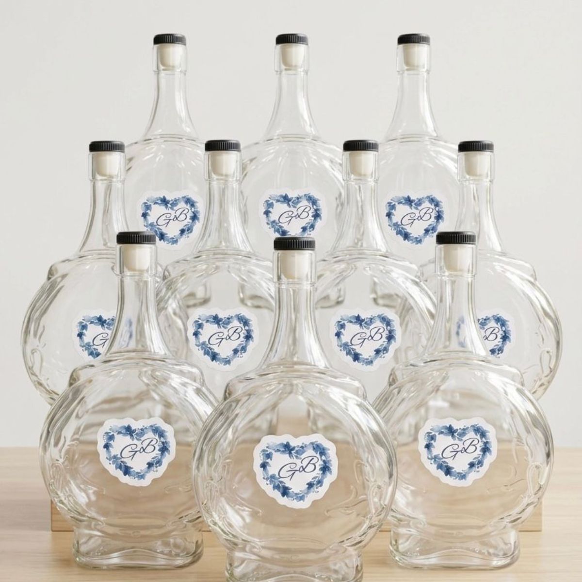 Sticlă Nuntă 1 Litru Personalizată - Model Rotund cu Monogramă și Inimă Florală Albastră – imagine 1