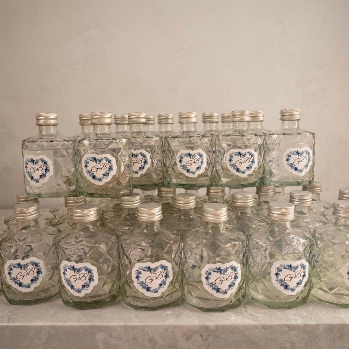 Mărturii Nuntă Sticluțe Personalizate 200ml - Design Diamant cu Etichetă Florală – imagine 1