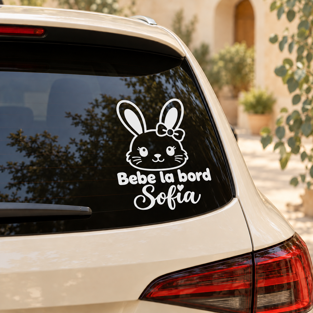 Sticker auto Bebe la bord cu iepuraș și nume personalizat – imagine 1