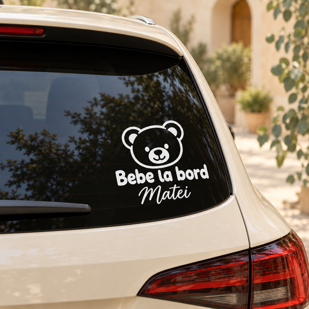 Sticker auto Bebe la bord cu ursuleț și nume personalizat – imagine 1