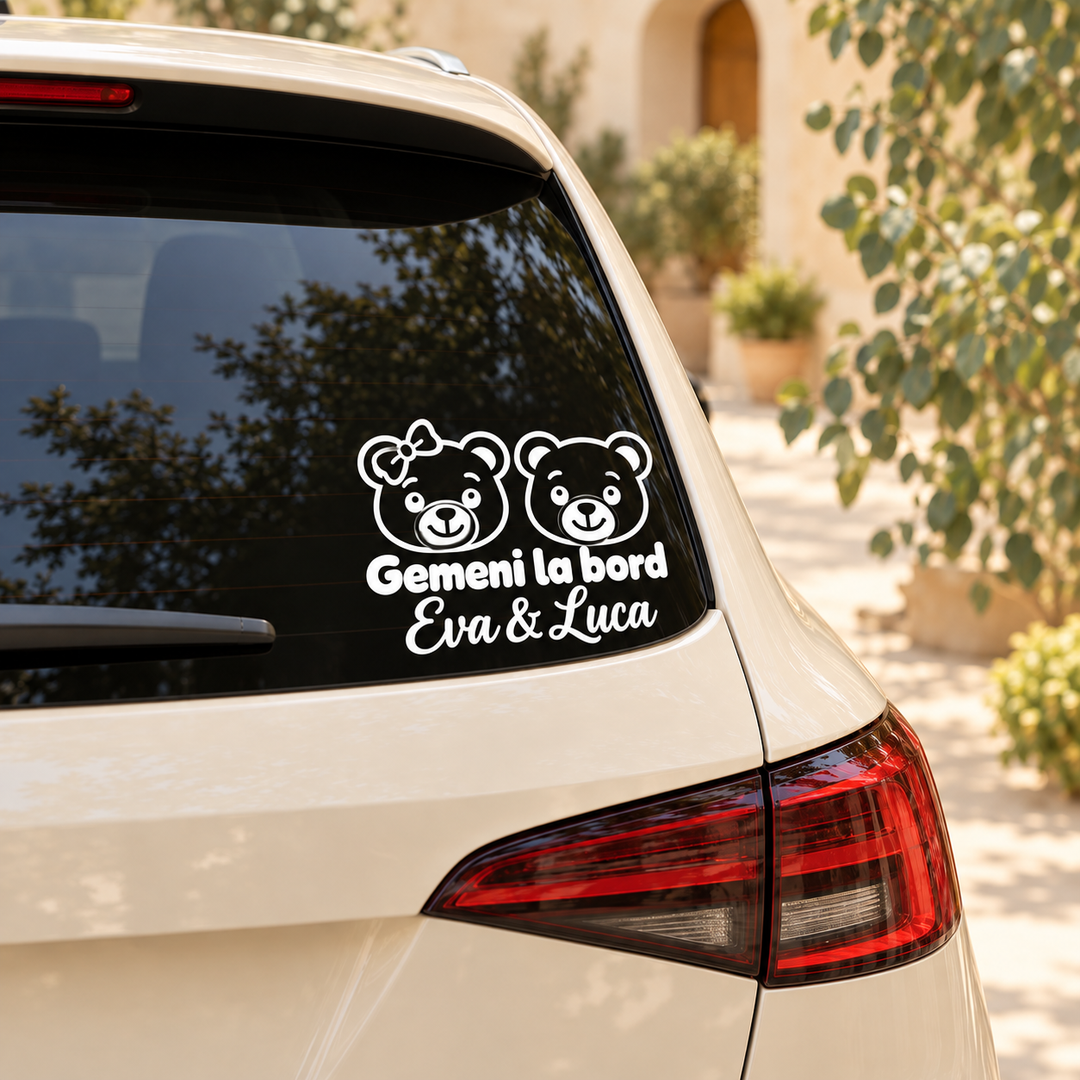 Sticker auto Gemeni la bord cu ursuleți și nume personalizate – imagine 1